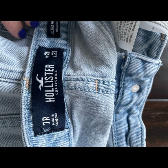 Womens Hollister light wash ripped jeans (size 7R) - Picture 1 of 3